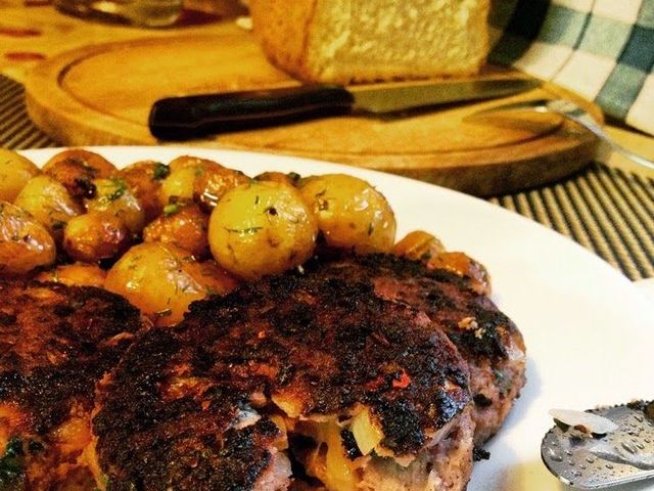 За кюфтетата:
500 г телешка кайма (може и свинска)
1 връзка магданоз
1 голяма глава лук
1 люта чушка
кимион и черен пипер на вкус
50 г кашкавал

За картофките:
500 г пресни картофи (може и стари)
2-3 скилидки чесън
1 връзка копър
сол, черен пипер на вкус
олио