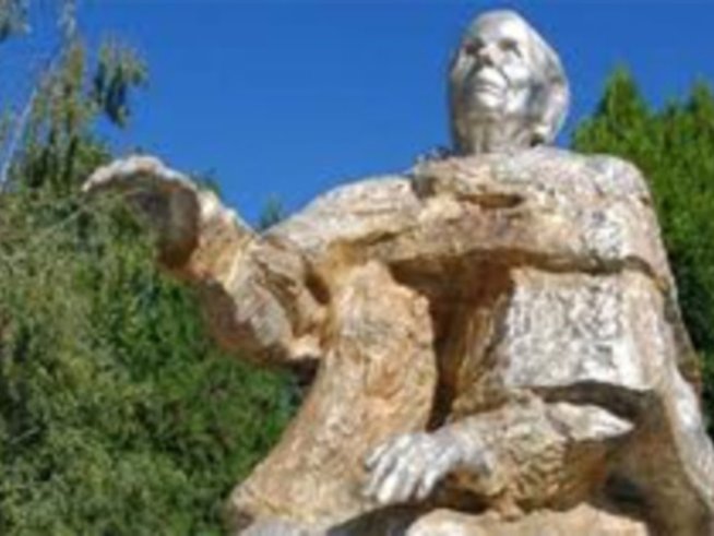 Увековечиха Ванга с паметник