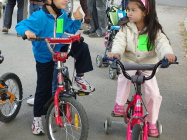 Az-deteto.bg събра деца с велосипеди и ролери, а и бащи с колички