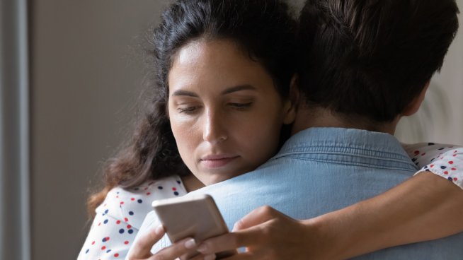 Има редица случаи, в които партньори в щастливи връзки изневеряват.Снимка: istock