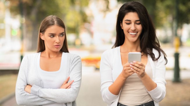 8 знака, че приятелката ви е завистлива. Снимка: istock