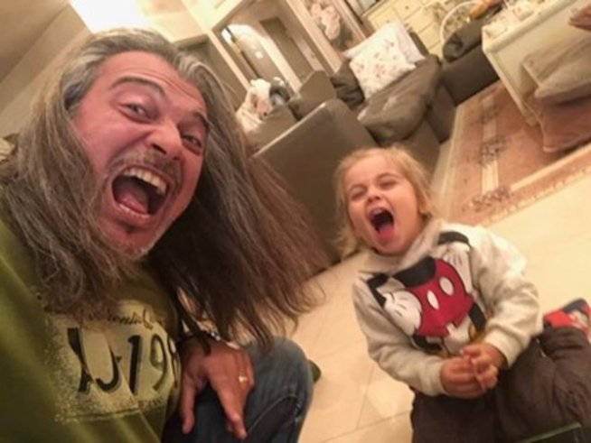 Щастливият Маги Халваджиян с внука си Еди. Снимка: Facebook
