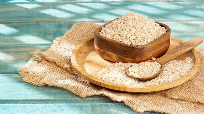 Опитайте ексфолиант с кафяв ориз и белтък. Снимка: istock