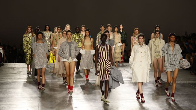 Ярки цветове и десени за лято 2026 в колекцията на Dries Van Noten . Снимка: istock
