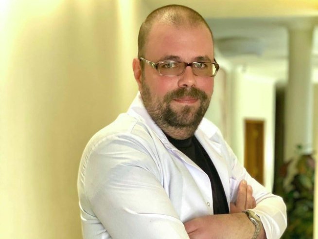 Д-р Жорес Стойков.