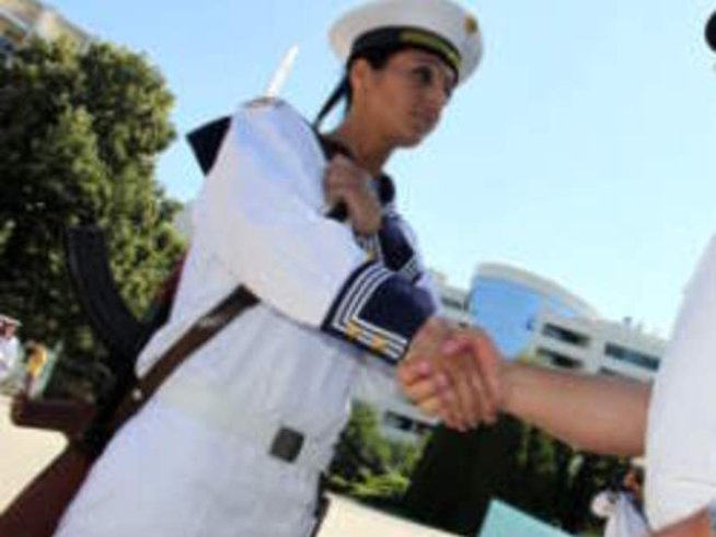 Все повече жени обличат военни униформи