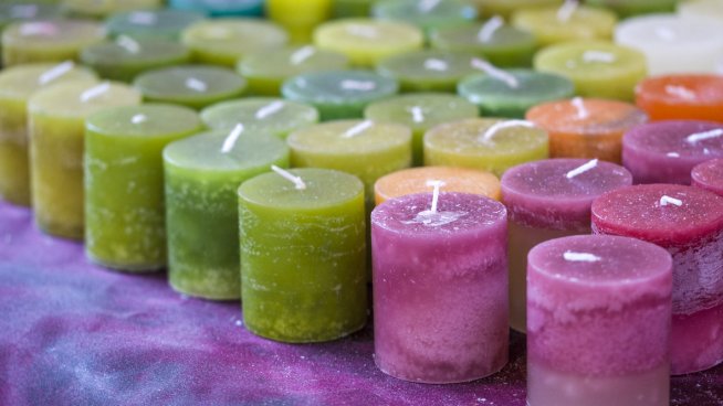 Цветове свещи, които привличат пари и късмет.Снимка: istock