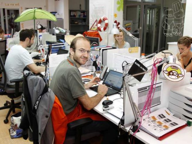 Работите ли на работното си място и по колко часа?