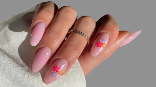 Интересни акценти и цветя – маникюри за зодия Рак.Снимка: istock
