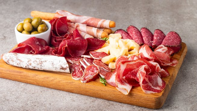 Мезета върху дървена дъска са сред задължителните ястия на трапезата. Снимка: istock