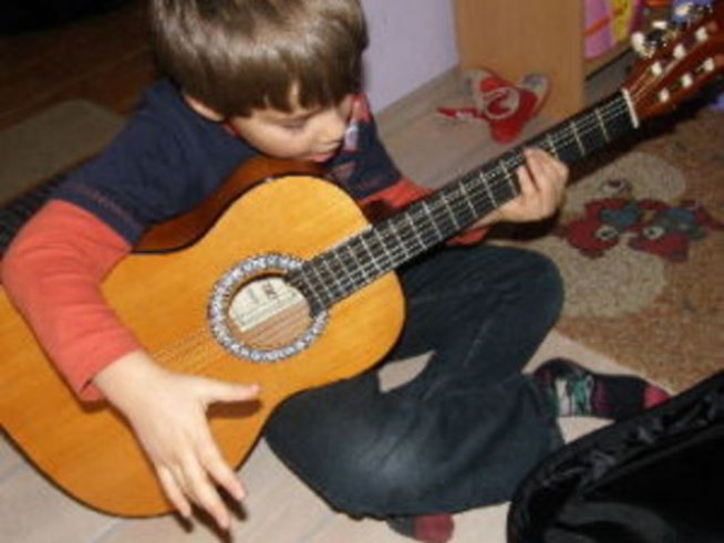 Кога да започне детето с уроци по китара?