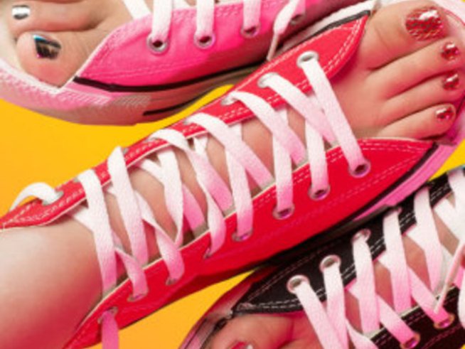 Метални цветове превземат летния маникюр