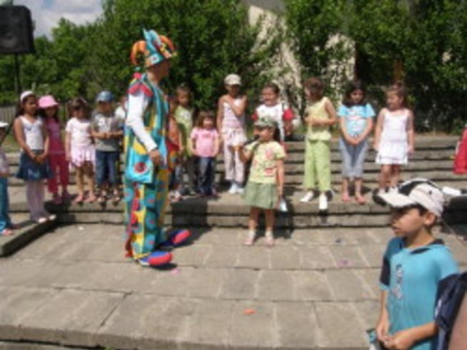 “Аз детето” осинови понито Вихър