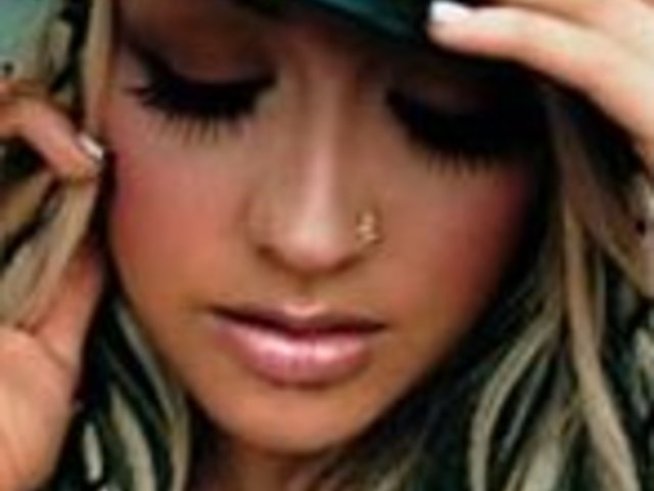 Кристина Агилера ще носи само Versace