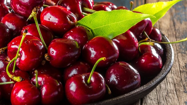 На тази задушница се раздават череши. Снимка: istock