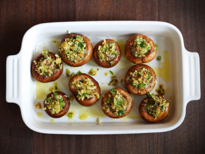 10 или повече големи гъби печурки
300 г бекон, печено пилешко месо или колбас по желание
150 г синьо сирене
3 стръка лук
3 стръка чесън
сол, черен пипер