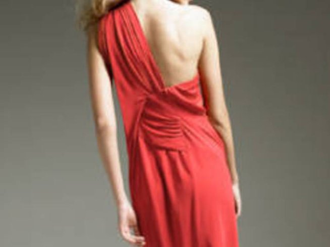 Асиметричните и ярки дрехи са на мода