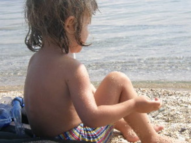 С деца на плаж