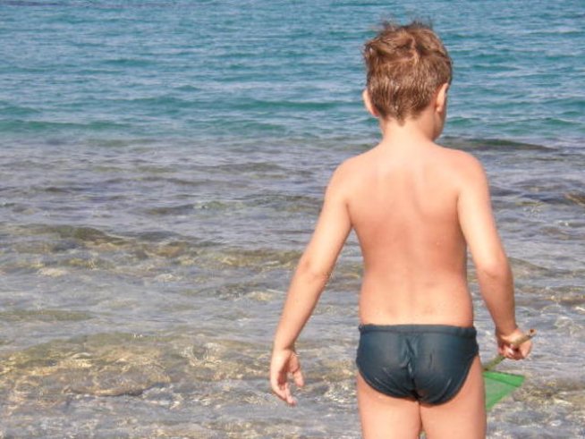 С деца на море