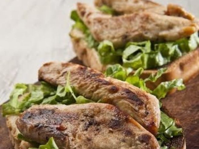 4 филии пълнозърнест хляб
200 г пилешко филе
1 люта чушка
3 скилидки чесън
2 с.л. соев сос
2 с.л. балсамико 
зехтин
½ зелена салата