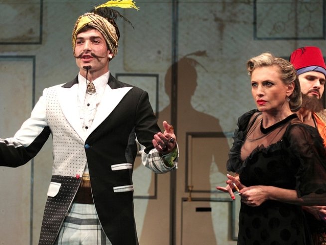 Снимка от спектакъла "Госпожа Министершата".