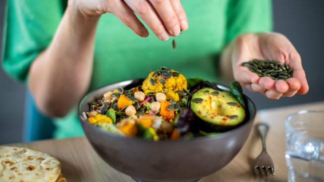 Поръсете салатата с малко семена или ядки. Снимка: istock