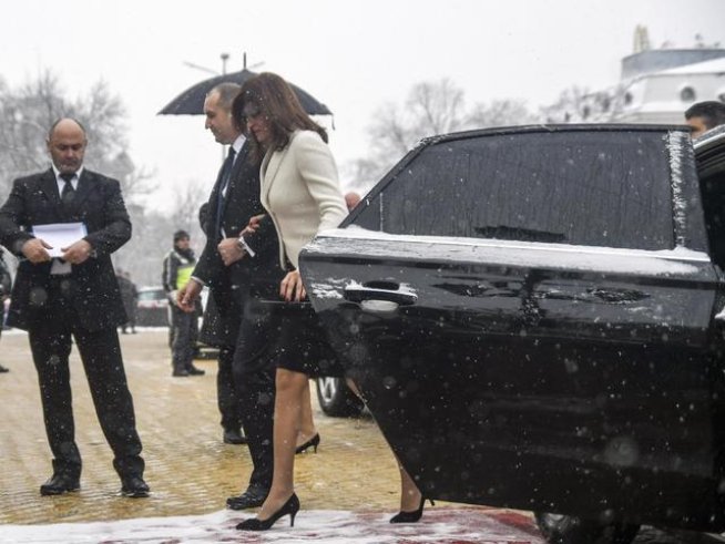 Президентът Румен Радев и съпругата му влизат в парламента. Снимка: Булфото