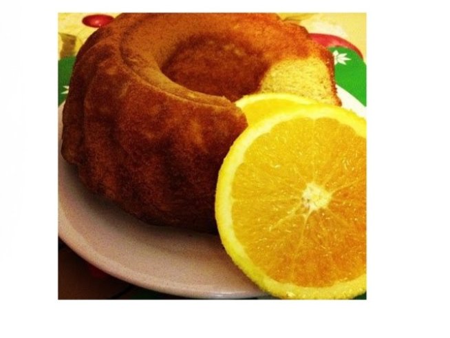 3 яйца
100 г бяла захар
50 г кафява захар
4 с.л. топло прясно мляко
4 с.л. разтопено масло
кората от 2 портокала
175 г брашно
1/2 пакетче бакпулвер
екстракт от ванилия
5-6 капки ром