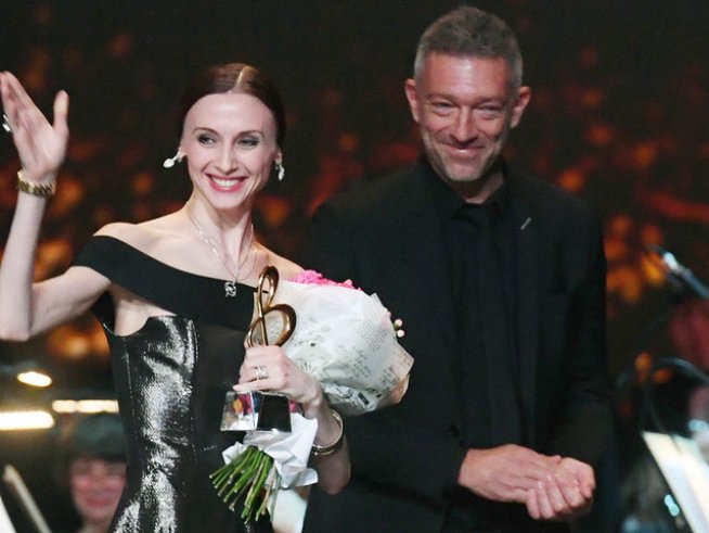 Венсан Касел връчи награда „BraVo“ на Светлана Захарова  