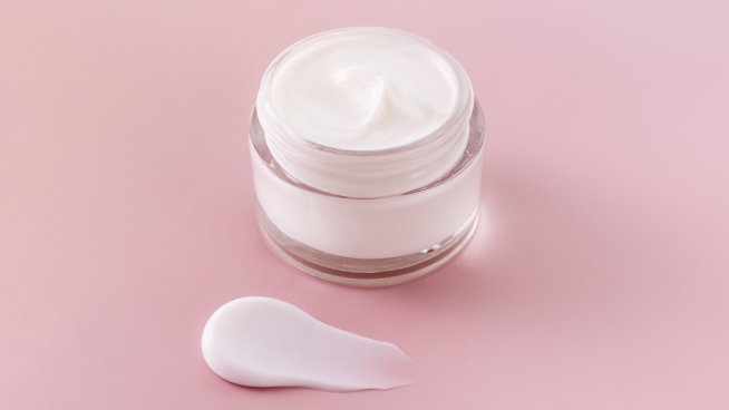 Домашна рецепта за крем против акне и мазна кожа. Снимка: istock