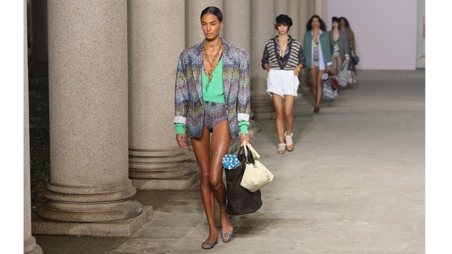 Пайети и плетени жилетки в модата за пролет/лято 2026 от Missoni. Снимка: Getty