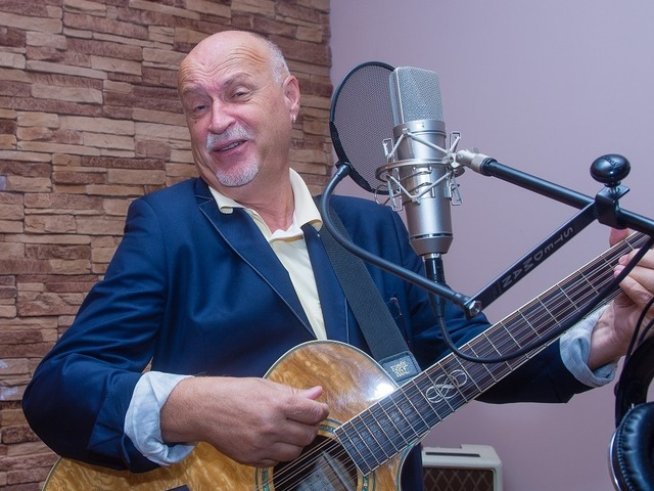 Барабанистът на „Сигнал“ дава шанс на млади изпълнители