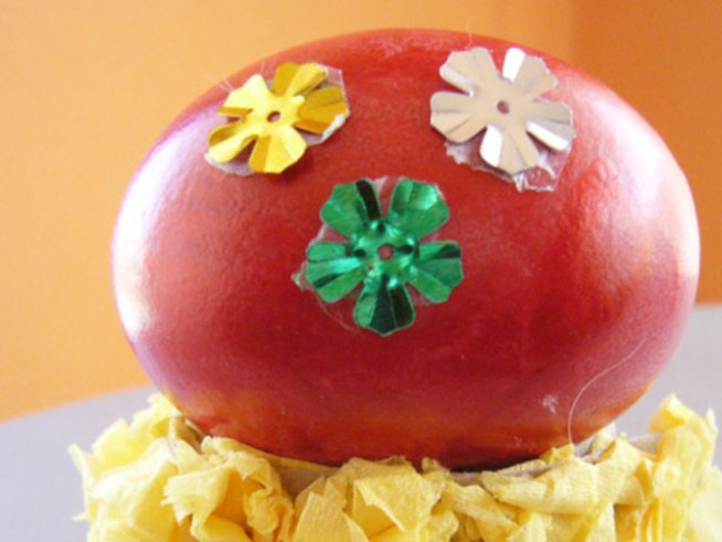 Поставки за яйца с мъниста и пайети