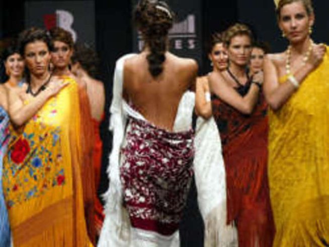 Ярък ефирен шал за пролетта