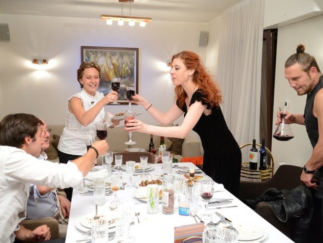 Звездите стават приятели в „Черешката на тортата“