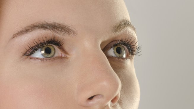 3 домашни рецепти против подпухнали клепачи и торбички