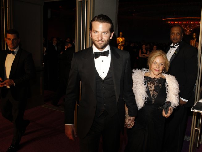 Брадли Купър е пословичен с близостта с майка си. Известен факт е, че тя го придружава на всички важни събития. Снимка: Reuters