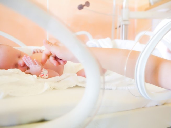 В грижа за недоносените бебета