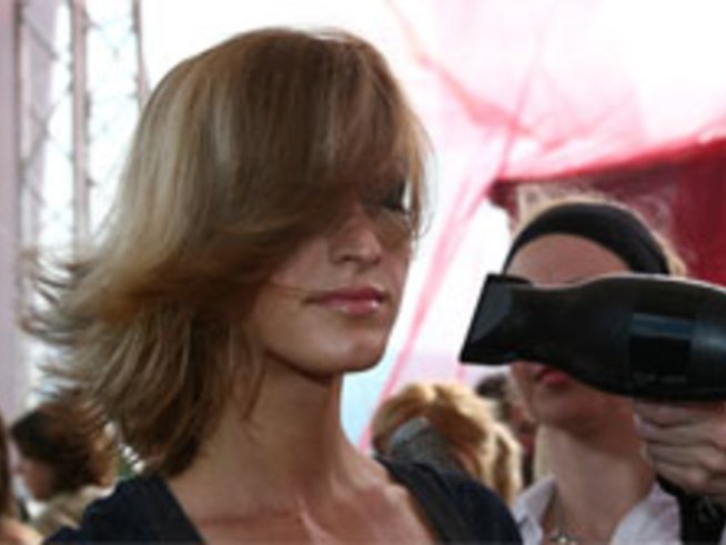 Проведе се ателие за адаптирането на цвета към вида на подстригването