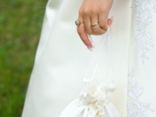 Какво има в чантичката си перфектната булка?