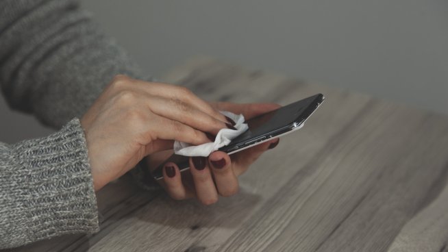 Как да почиствате безопасно мобилния си телефон? Снимка: istock