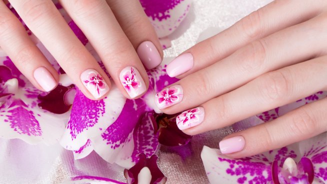 Свеж летен маникюр с много цветове и блясък. Снимка: istock
