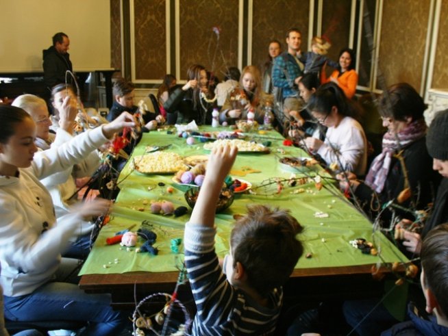 Правене на сурвачка в Национален етнографски музей. Снимка: НЕМ
