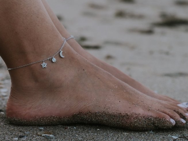 Гривни за крак – най-горещият аксесоар за лятото 