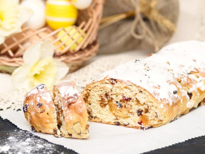 1 чаша брашно
3-4 супени лъжици захар
1 щипка сол
50 мл прясно мляко
2 супени лъжици масло, размекнато
1 яйце
1 кубче мая
50 г сушени портокали
50 г сушени стафиди
50 г сушени кайсии
1 супена лъжица мед
1 щипка канела
1 ванилия
50 мл тъмен ром