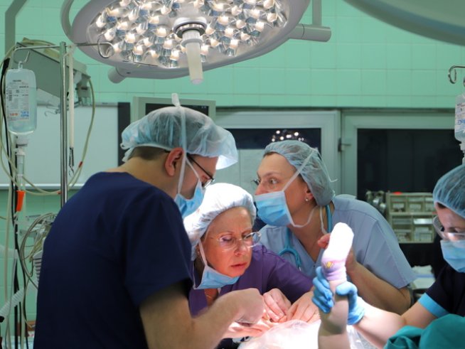 Екипи на ВМА и „Пирогов“ оперираха бебе с рядък рак на черния дроб