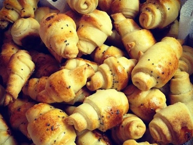 200 г меко масло 
1 1/2 ч.ч. натрошено сирене 
4 ч.ч. брашно 
1 ч.ч. кисело мляко 
1 бакпулвер 
1 жълтък за намазване 
мак