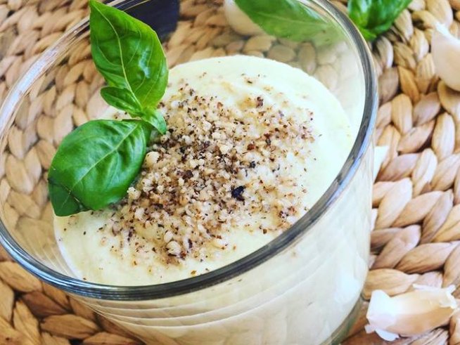 3-4 средно големи тиквички 
2-3 скилидки чесън
125 г сирене крема 
1 кубче пилешки бульон 
микс от черен пипер 
½ връзка пресен копър
100 г ситно смлени орехи 