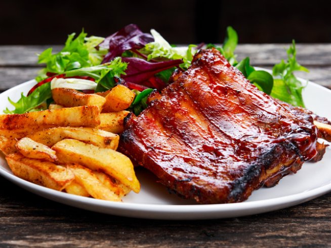 2 бр. свински ребърца
За марината:
1/2 чаша мед
1/4 чаша кетчуп 
1/4 чаша соев сос 
1/4 чаша ром 
чили сос на вкус
2 стрити скилидки чесън
1 чаена лъжичка суха горчица
черен пипер на вкус