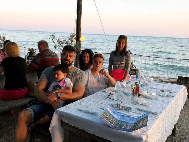 Николай Бареков със съпругата си Мария и децата им. Снимка: Facebook